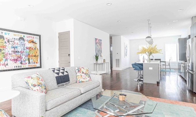 Berry Hill Casa | Huge Luxury Home with 7 Beds, Balcony & Fireplace