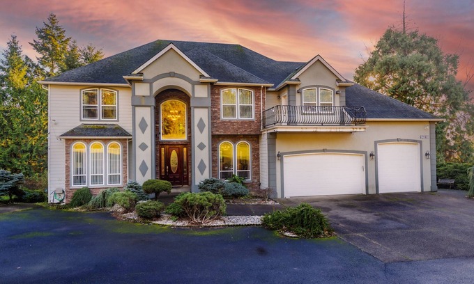 Powellhurst-Gilbert Casa | Huge Luxury Home with huge Deck near Powell Butte Park