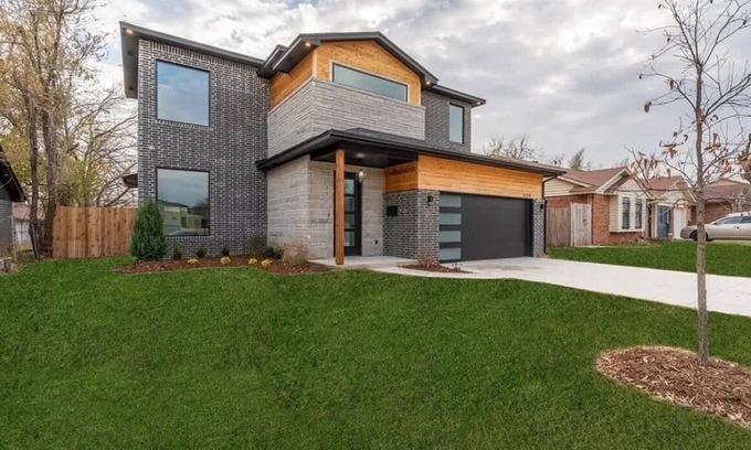 Central Oklahoma City Casa | HUGE Modern House Near Bricktown