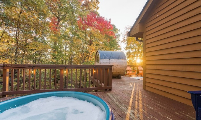 McGaheysville Cabina | Huge/Mountain Views/Theater/Ski/HotTub/Sauna/GameRoom