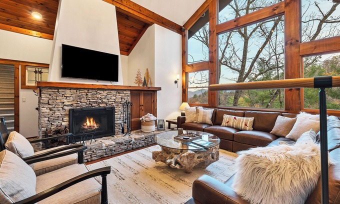 Townsend Casa | HUGE MTN VIEWS 4 BR/3Bath with Hot Tub, WiFi, Pool Access
