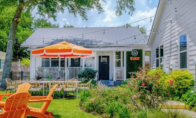 Ocean Springs Casa | Huge outdoor space walk to everything