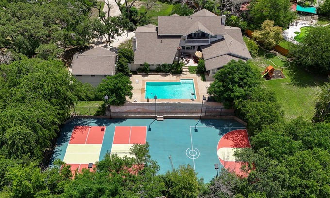 Leon Valley Casa | Huge Pickleball Mansion~Sleeps 26~Pool & Hot Tub