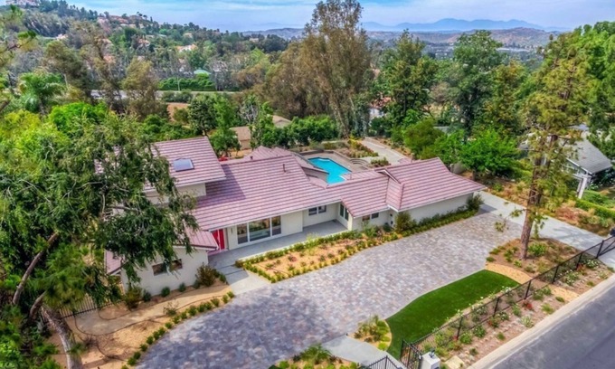 Cowan Heights Casa | Huge Secluded Cowan Heights Home, Pool, Entertainers Delight (4 beds/5 baths)