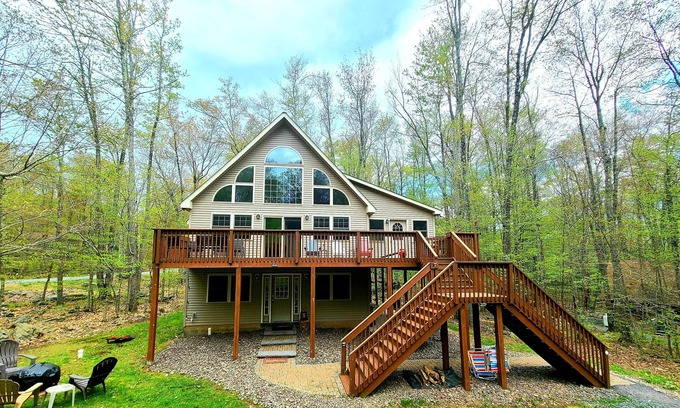 Locust Lake Village Chalet De Esquí | Huge w/Fire Pit, Pets, Game Room, Hike, Quiet Street, Summer in the Mountains!