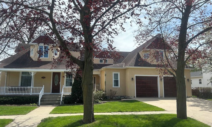 Lake Geneva Casa | HUGE walk to lake/downtown pets OK tons of gathering space