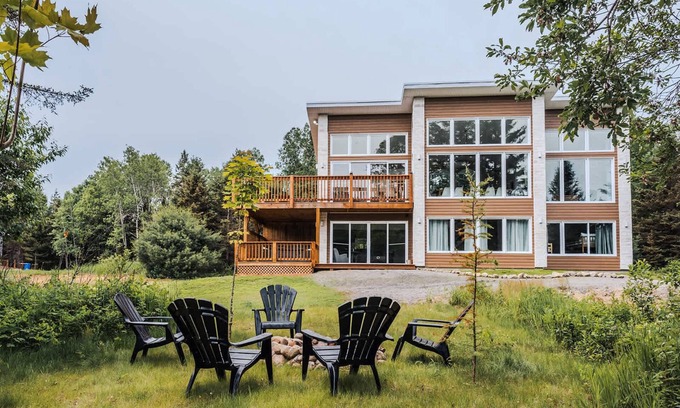 Riviere-Rouge Casa | Huge Waterfront Modern Cottage on the Rouge River