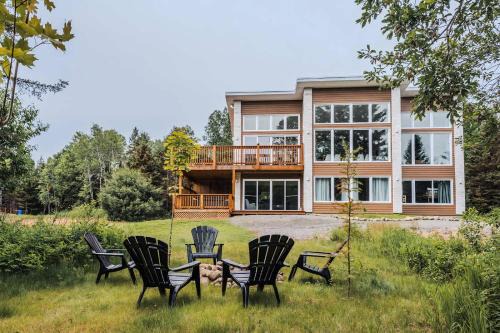 Riviere-Rouge Casa | Huge Waterfront Modern Cottage on the Rouge River
