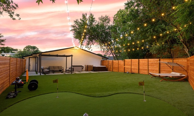 Barton Hills Casa | Huge Yard, Putting Green, Hot Tub & King Bed! Walk to Barton Springs/Zilker Park