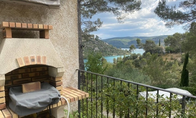 Esparron-de-Verdon Apartamento | Hugo's Garriga with its terrace and private access to Lake Esparron de Verdon