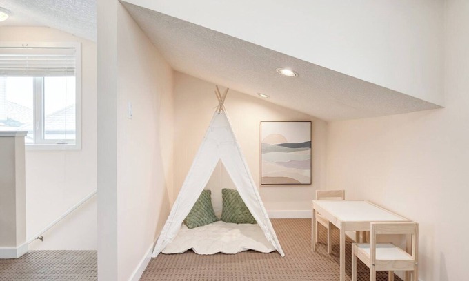 McKenzie Towne Casa | "Hummingbird" 2 Bed Carriage House with 3 beds!