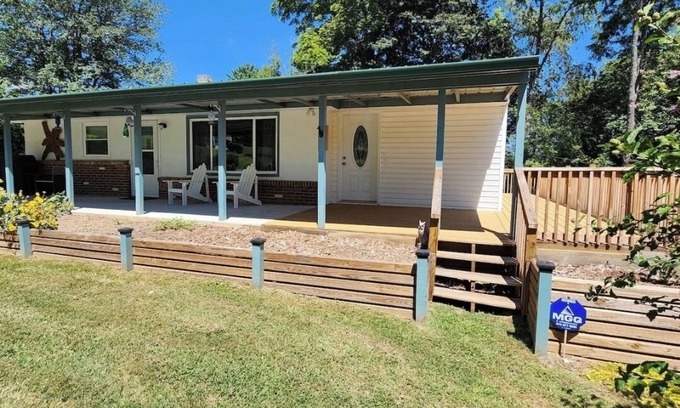 Hendersonville Casa | Hummingbird Haven Charming 2-bedroom house in Hendersonville with WiFi and AC