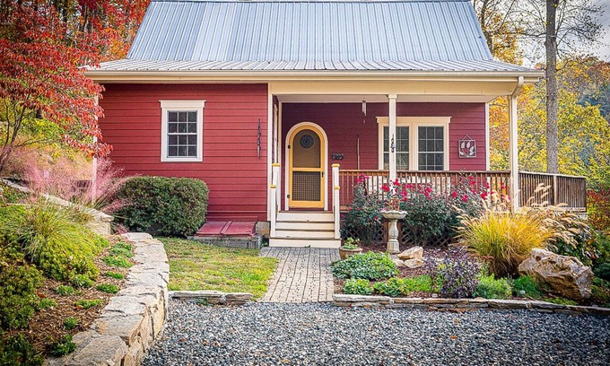Leicester Casa | Hummingbird Hill Cottage: Peaceful mountain getaway, with mountain and creek views!