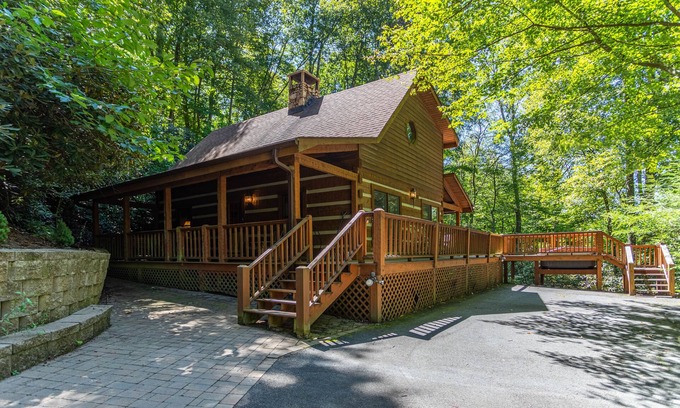 Boone Cabina | Hummingbird Hollow ~ ¡Acogedora cabaña de troncos en 2 acres con jacuzzi y mesa de hockey de aire!