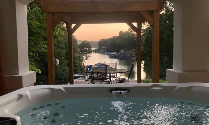 Barium Springs Casa | Hummingbird Home by AvantStay | Boat House + Dock