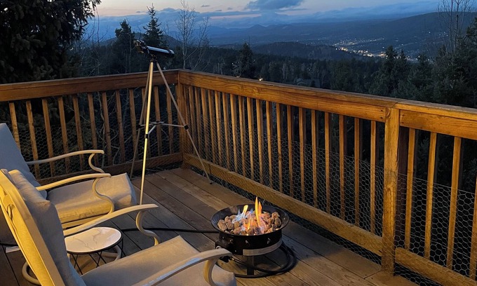 Woodland Park Casa | Hummingbird Point is a spacious mountainside house in Woodland Park Colorado