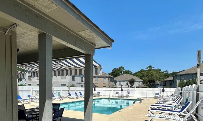 Surfside Beach Condominio | Hummingbird's Comfortable Ground Floor Condo w/State Park Pass - Bring the Pup!