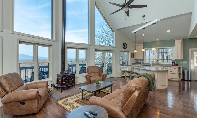 Old Fort Casa | Hummingbirds' Mountain Retreat | Hot Tub, Game Room, Home Office & Mountain Views!