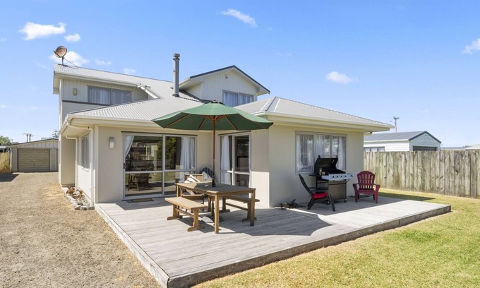 Himatangi Beach Casa | Hunia Haven - Himatangi Beach Holiday Home