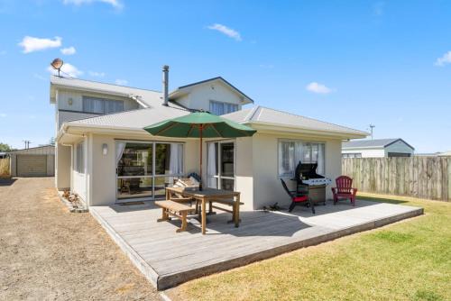 Himatangi Beach Casa | Hunia Haven - Himatangi Beach Holiday Home