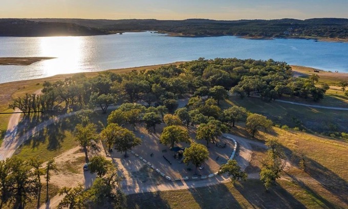 Point Venture Casa | Hunt Hideaway, charming Lakehouse! Golf Course, Lake Access, Pool, Gym, & more!