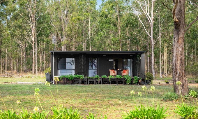 Quorrobolong Cabina | Hunter Hideaway Farm cozy cabin for two with hot tub outside the door.