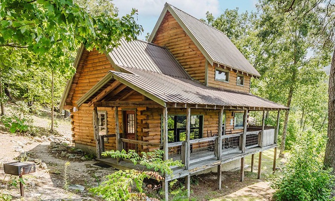 Townsend Cabina | Hunter's Hideaway: Pet Friendly, Free Attraction Tickets, Hot Tub, & Mountain Views