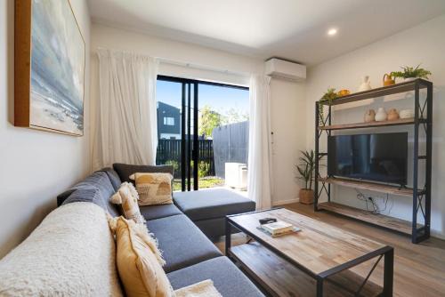 Auckland Casa | Huntington Townhouse with Patio and Parking