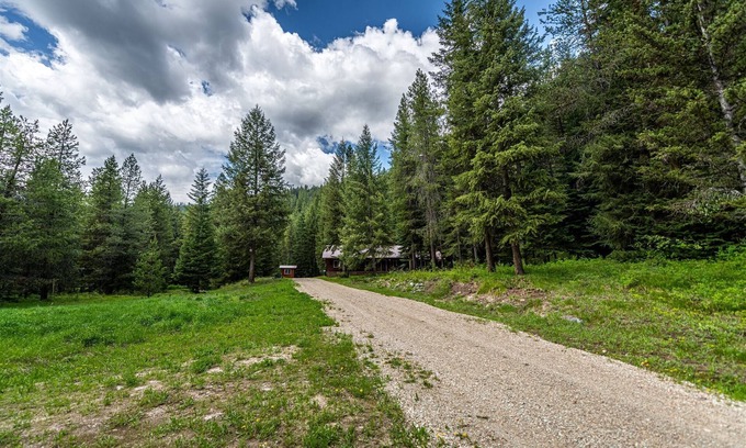 De Borgia Cabina | Huntsman’s Hideout- Deborgia, Montana 15 mins from Look Out Ski Resort
