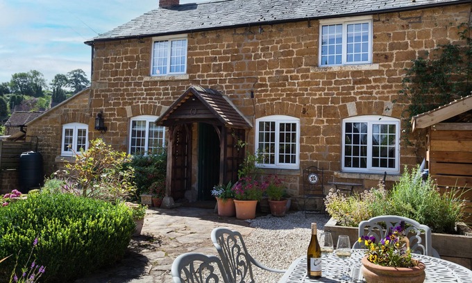 Ilmington Cabaña | Hurdler's Cottage - a mkt - marketing that sleeps 6 guests in 3 bedrooms