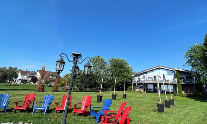 Ashfield-Colborne-Wawanosh Cabaña | Huron waterfront cottage 8bed/4bath 20+guests/Hotub/2pets/ outshower/Pool/beach.