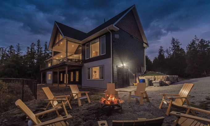 South Bruce Peninsula Cabaña | Huronia Luxury: Lakefront Views & Game Room!