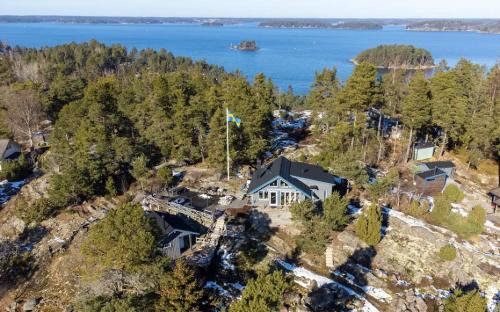Vaxholm Casa | Hus i skärgården med bastu och sjöutsikt