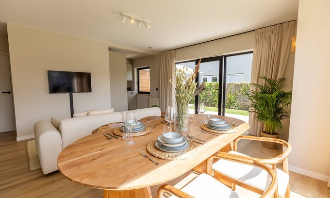 Cadzand-Bad Apartamento | Huswell - Charming Apartment with Garden & Parking