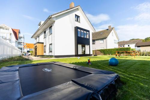 Cadzand-Bad Apartamento | Huswell - Cozy Family Home Steps from the Sea