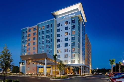 Florida Center Hotel | Hyatt House across from Universal Orlando Resort