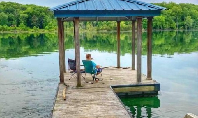 Pittsville Cabaña | Hycliff Lodge- 3 br, 2 ba Waterfront Getaway