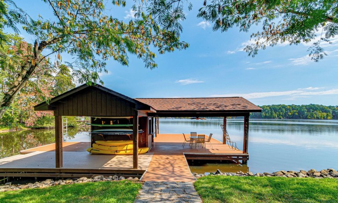 Semora Cabina | Hyco Lake Escape w/Deck & Dock: Families Welcome!