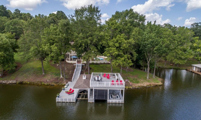 Leasburg Casa | Resort como - Lake home - vista del agua enorme, piscina, y boathouse xlarge.