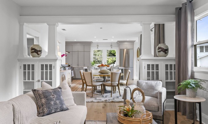 SoHo Casa | Hyde Park 🏠Totally Remodeled Historic Bungalow