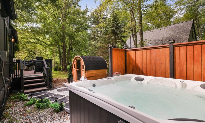 Pocono Lake Chalet De Esquí | Hydrotherapy jacuzzi-sauna -Pool Lake Sauna Hydro Hot Tub, Romantic Cabin