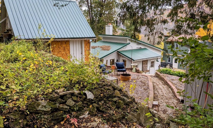 Lynxville Casa | Hygge Hideaway. Pet friendly, cozy retreat & 3 minute walk to the river!