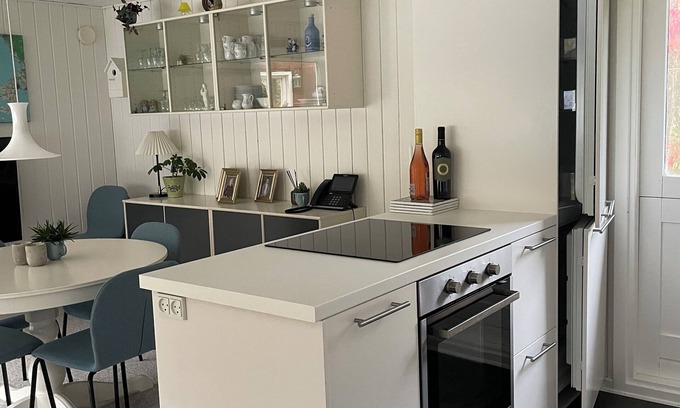 Maribo Cabaña | Hyggelig og Familievenligt Ø-sommerhus Omgivet af Vand, Natur og Rigeligt med ro