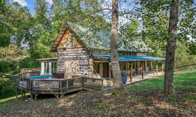 Baxter Cabina | Hyland Woods (Dog-Friendly)