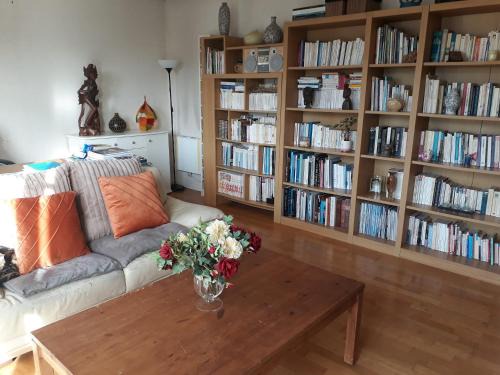 Poissy Apartamento | HYPER CENTRE VILLE Poissy - PARKING privé - GARE à 700 m - PARIS 20 min