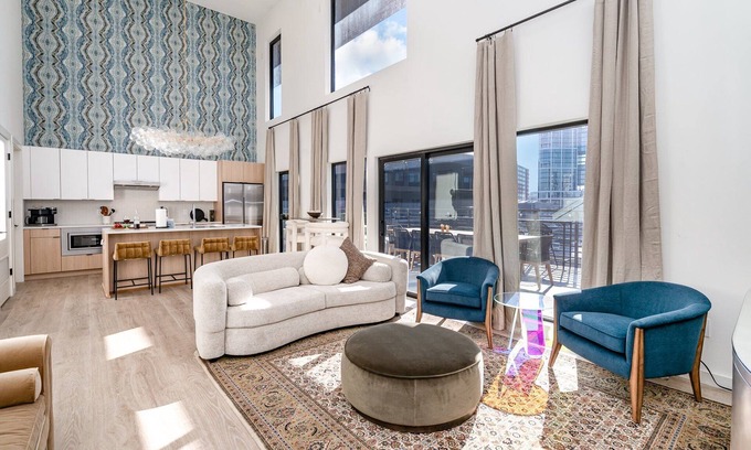 The Gulch Casa | Hyve - Halo - Pool & Gym - Large Private Balcony