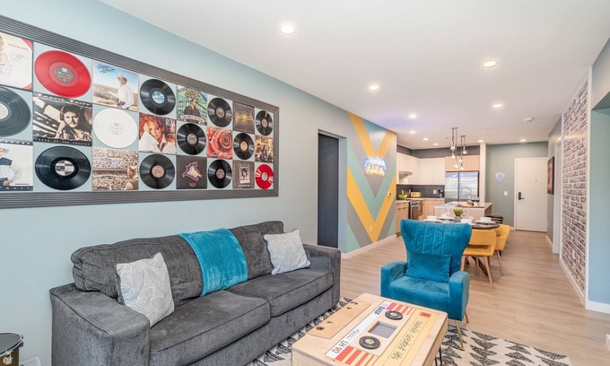 Downtown Nashville Casa | Hyve - Neon Nights - Pool & Gym - Walk to Broadway