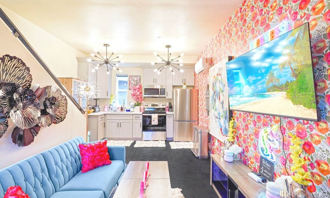 North Hills East Casa | I. Lovely Family Home Near Universal + Hollywood with Patio, Balcony, & Parking