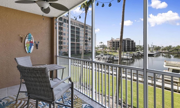Burnt Store Marina Condominio | I'm coco-nuts for you. Waterfront, community amenities & nature trails