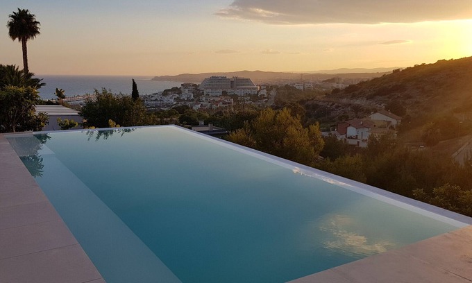 Sitges Villa | Villa de estilo ibicenco con vista al mar y piscina infinita